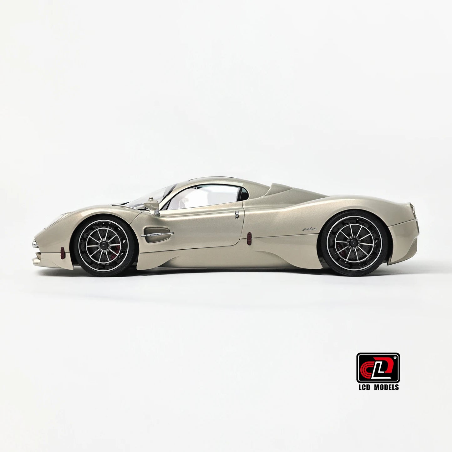 Pre-sale for shipment in 2026： LCD diecast model 1/18 scale Pagani Utopia static display festive gift collection