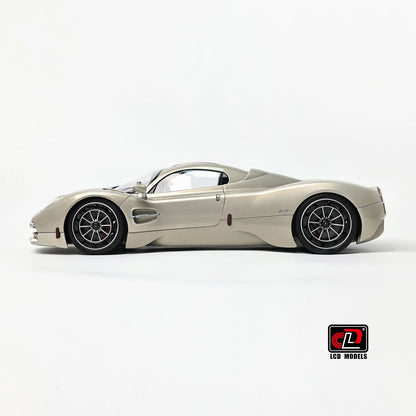 Pre-sale for shipment in 2026： LCD diecast model 1/18 scale Pagani Utopia static display festive gift collection