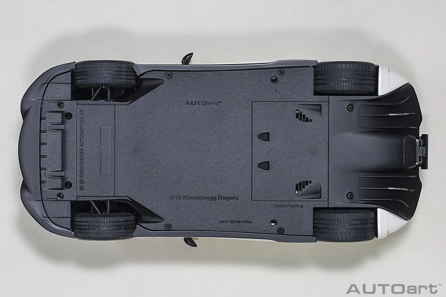 AUTOart model 1/18 Scale New  Koenigsegg Regera car model Static Decorative Items Holiday Gift Collection