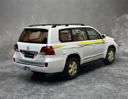 Car diecast model 1/18 LAND CRUISER 200 Green model static display holiday gift collection