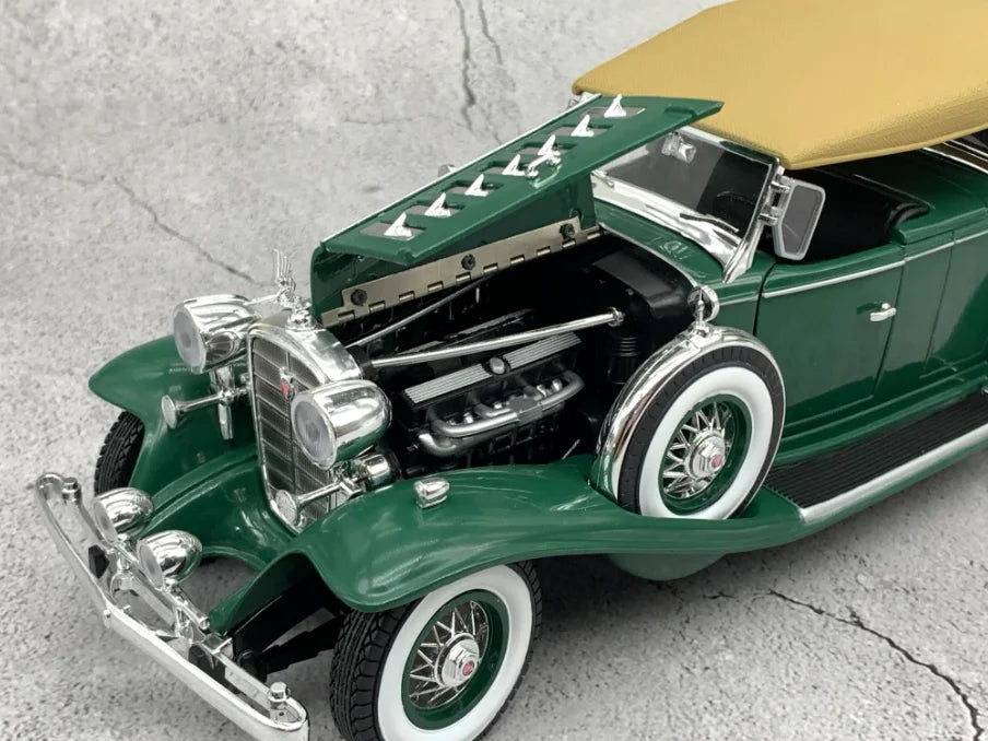 Auto World 1/18 V16 Sport Phaeton 1932 Vintage Car Model