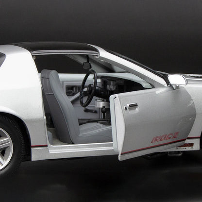 SunStar 1:18 Scale 1985 Chevrolet Camaro IROC Simulation Alloy Car Model Static Display Collectible Toy Gift Souvenir Decoration