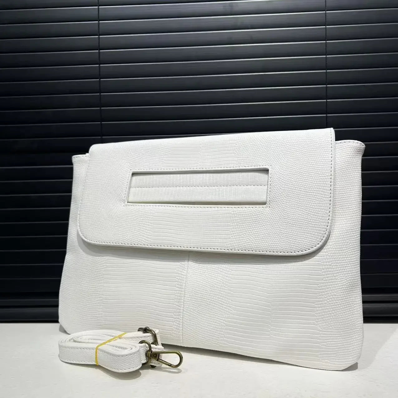 Ladies' fashionable retro snake patterned handbag with high capacity and detachable shoulder strap, single shoulder bag