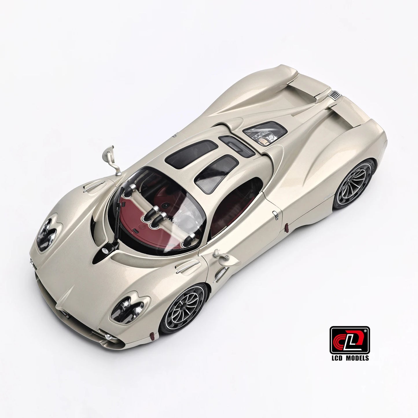 Pre-sale for shipment in 2026： LCD diecast model 1/18 scale Pagani Utopia static display festive gift collection