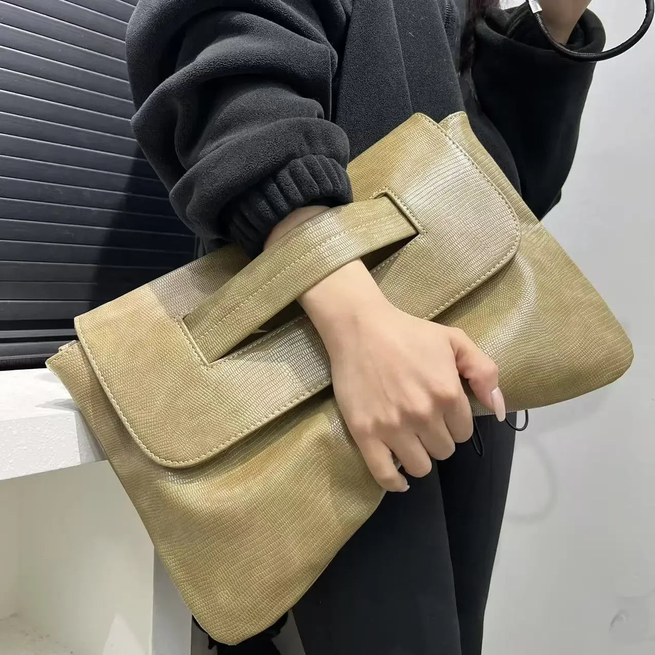 Ladies' fashionable retro snake patterned handbag with high capacity and detachable shoulder strap, single shoulder bag