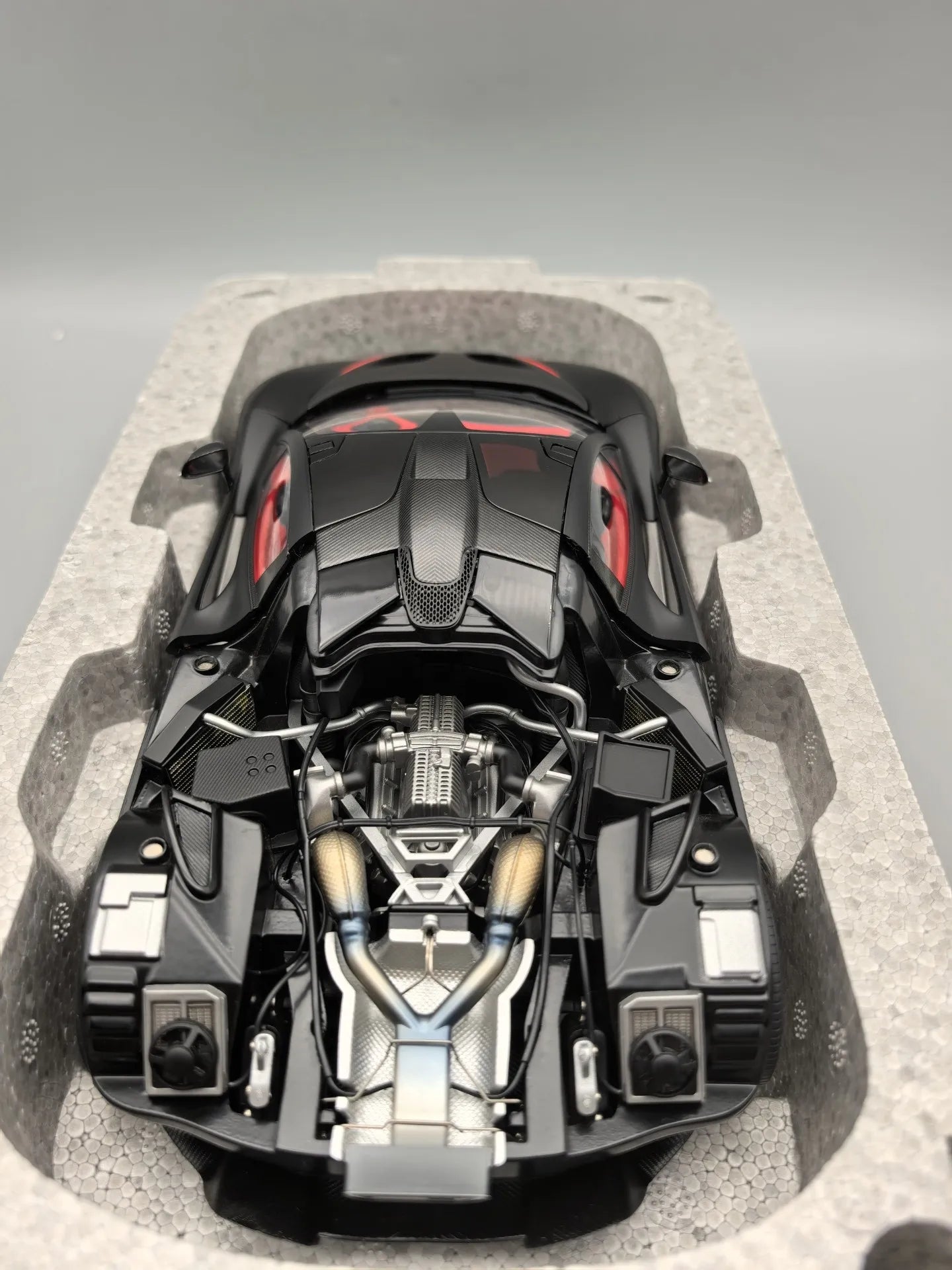 Autoart 1:18 P1 Black Red Simulation Limited Edition All Open Alloy Metal Static Car Model Toy Gift