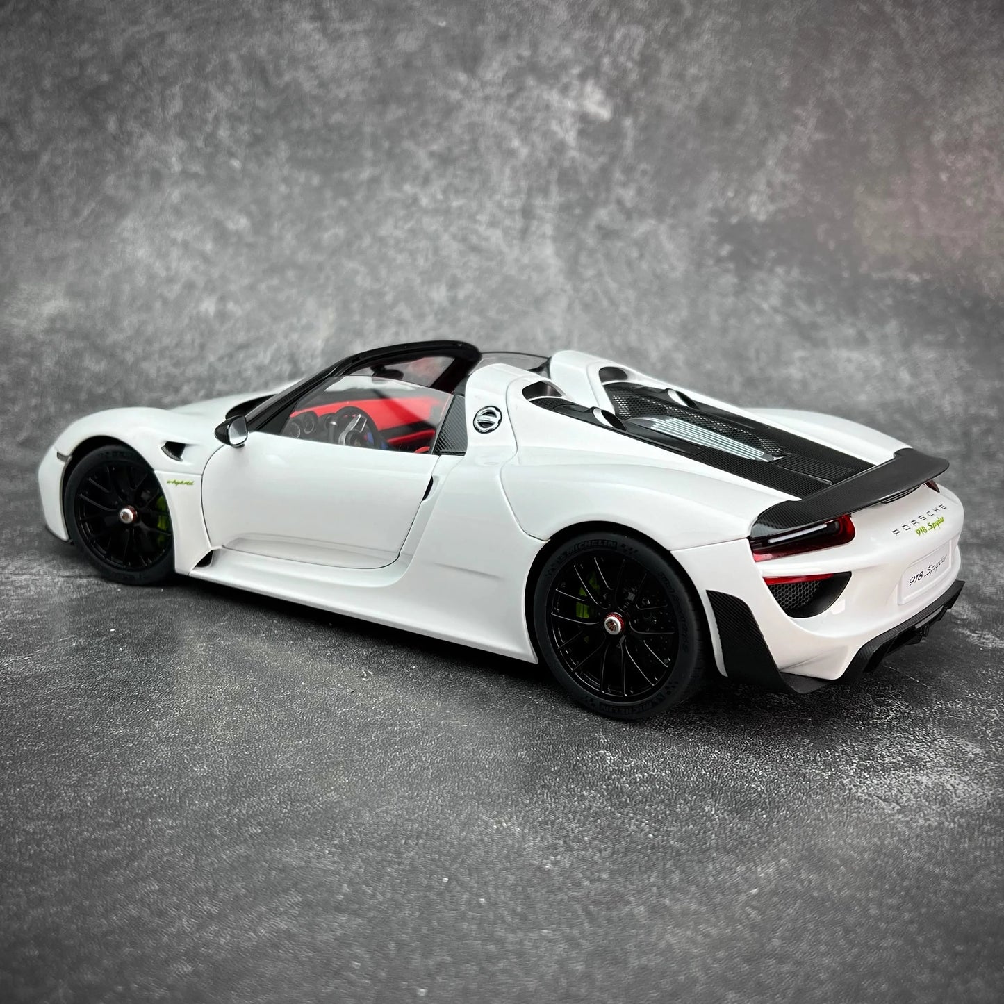 AUTOART car model simulation 1/18 Porsche 918 Car Model alloy room ornament display cars model boy collection christmas gift