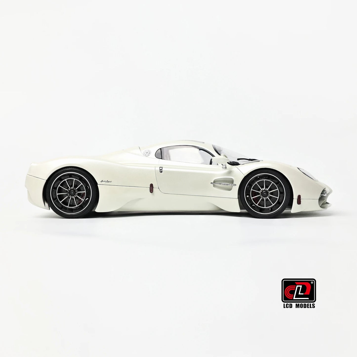 Pre-sale for shipment in 2026： LCD diecast model 1/18 scale Pagani Utopia static display festive gift collection
