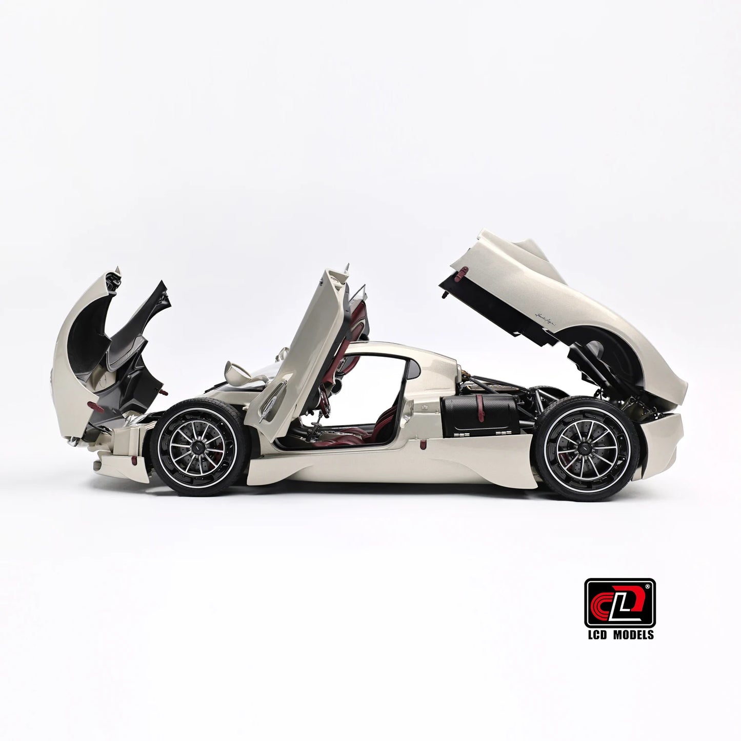 Pre-sale for shipment in 2026： LCD diecast model 1/18 scale Pagani Utopia static display festive gift collection