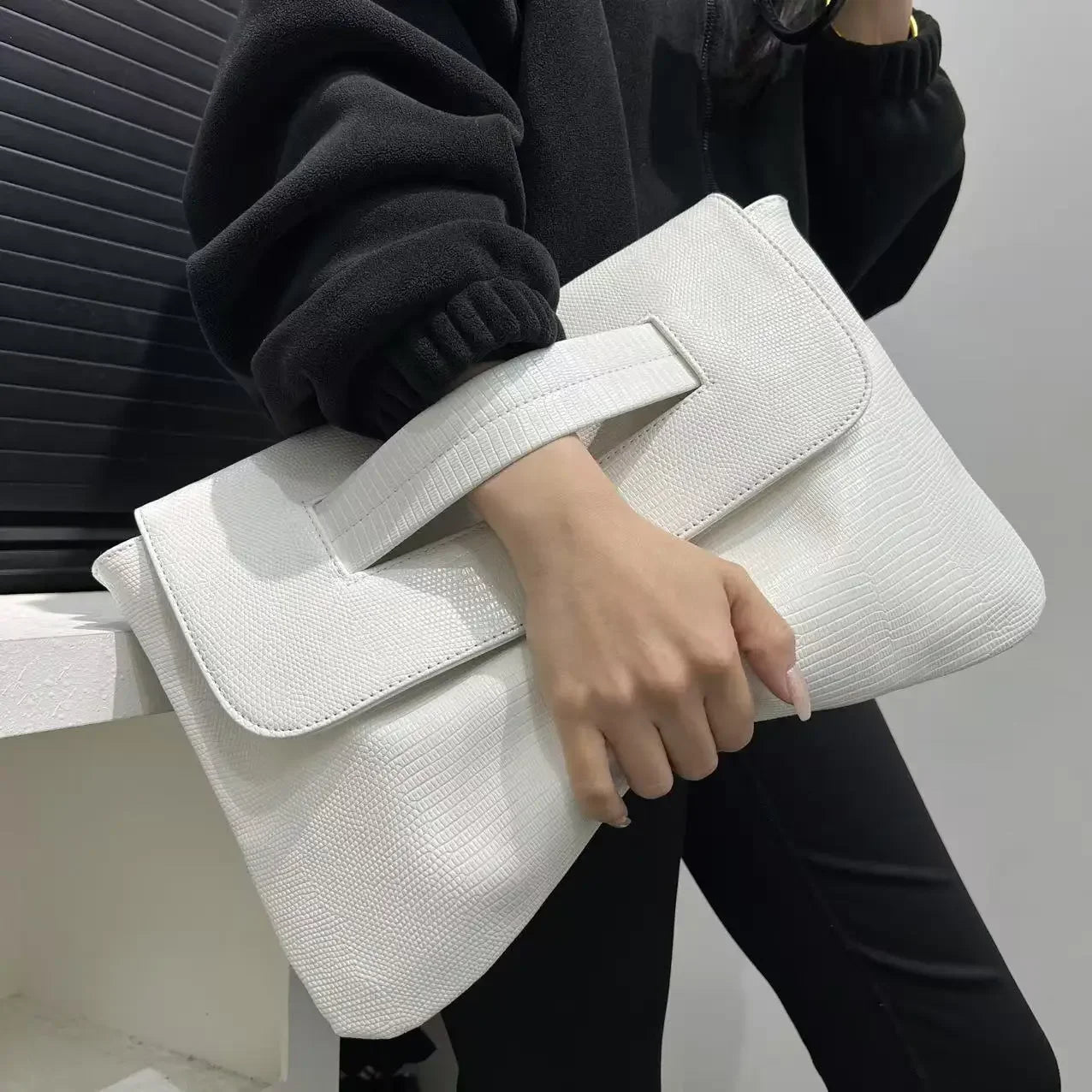 Ladies' fashionable retro snake patterned handbag with high capacity and detachable shoulder strap, single shoulder bag