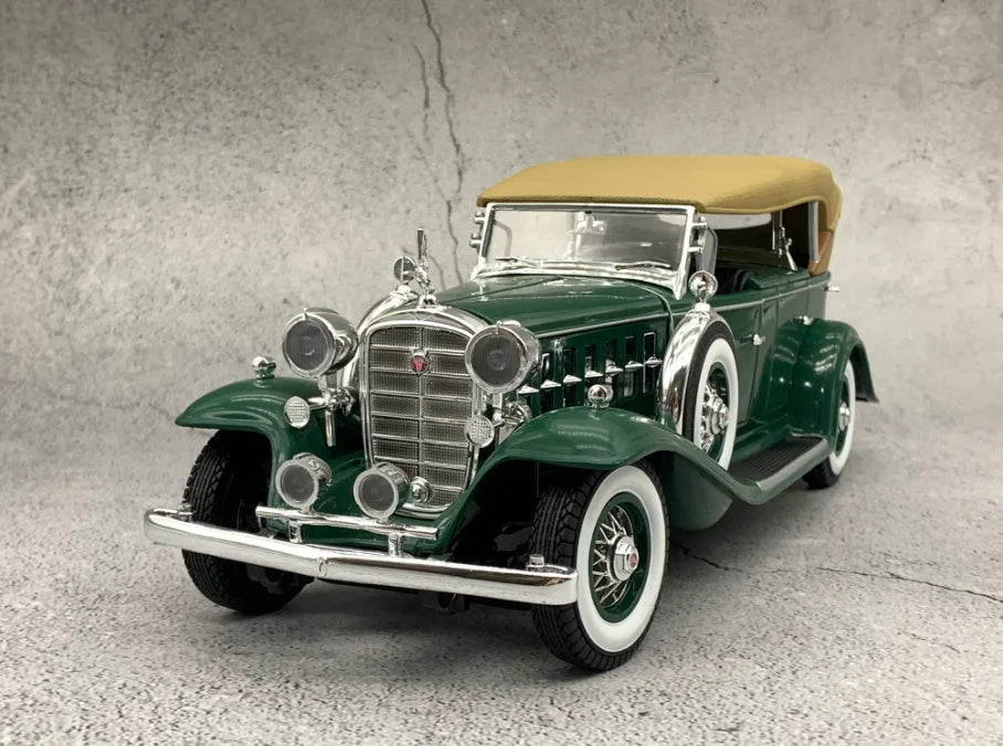 Auto World 1/18 V16 Sport Phaeton 1932 Vintage Car Model