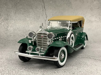 Auto World 1/18 V16 Sport Phaeton 1932 Vintage Car Model