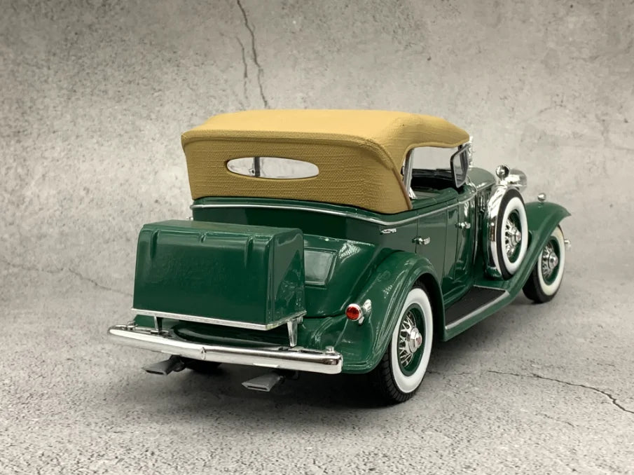 Auto World 1/18 V16 Sport Phaeton 1932 Vintage Car Model